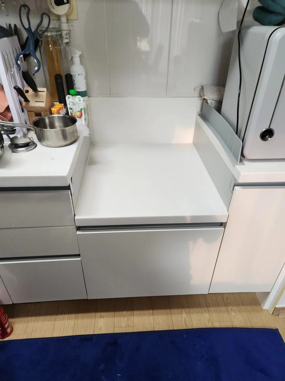 리폼 전 낡은 싱크대 하부장 내부 상태