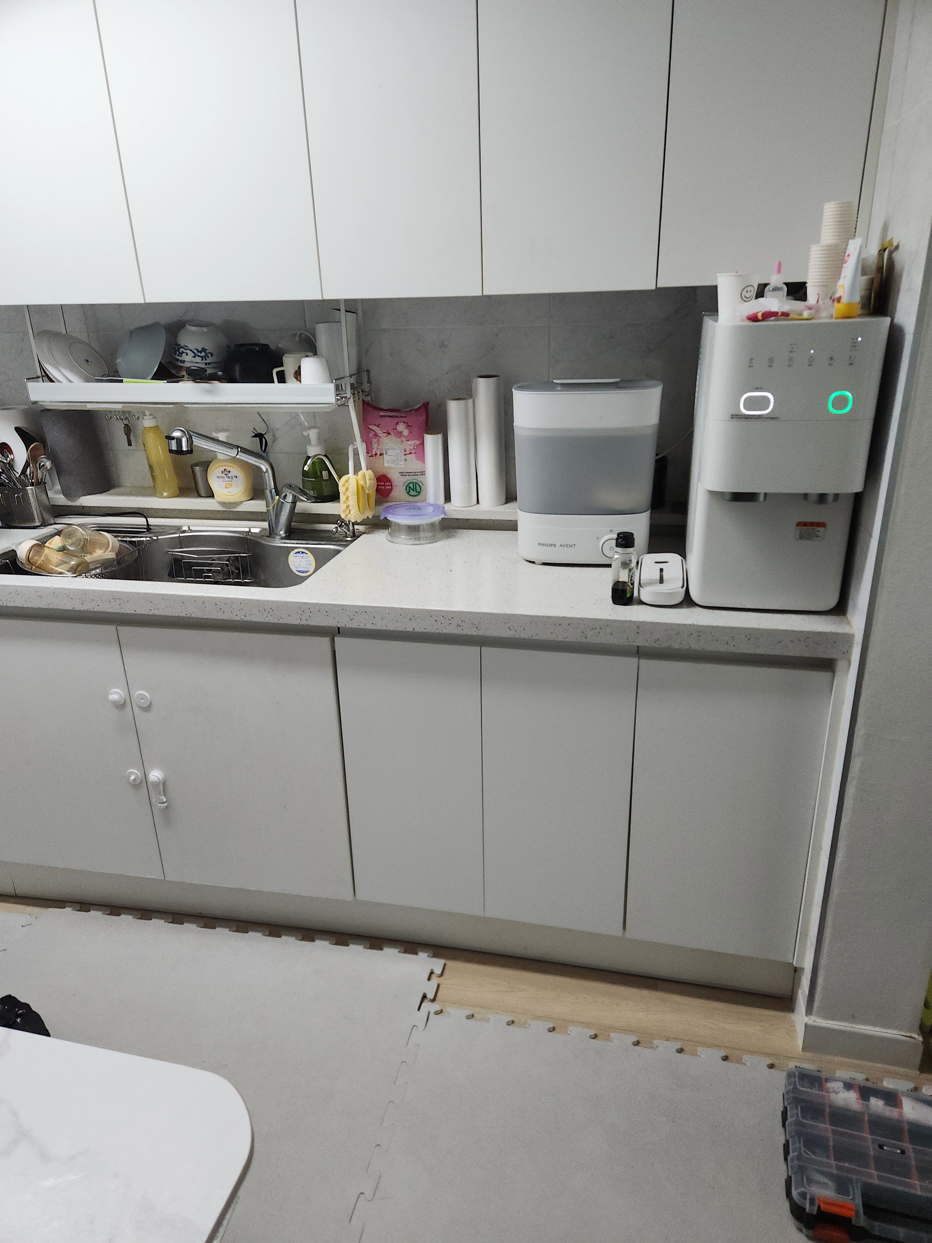 일산 식세기 급배수 — 정리된 배수 호스와 클램프 연결부