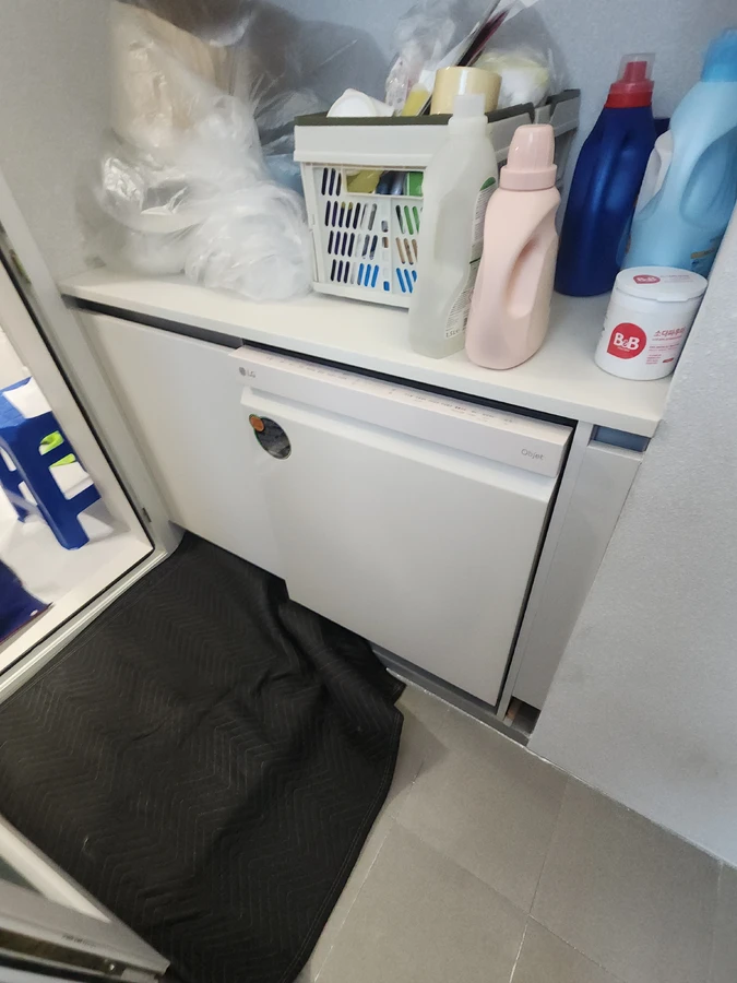 설치가 완료된 식기세척기를 시운전하며 조작부를 확인하는 기사님