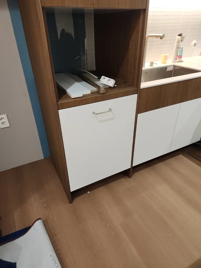 누수 수리를 마치고 하부장 바닥이 뽀송하게 마른 상태로 정리된 식기세척기
