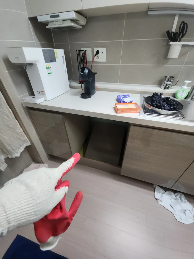 식기세척기 급수 호스 연결 작업 장면