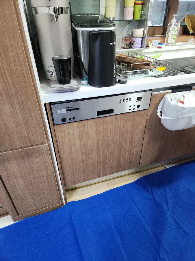 오피스텔 식기세척기 설치 후 시운전하는 모습